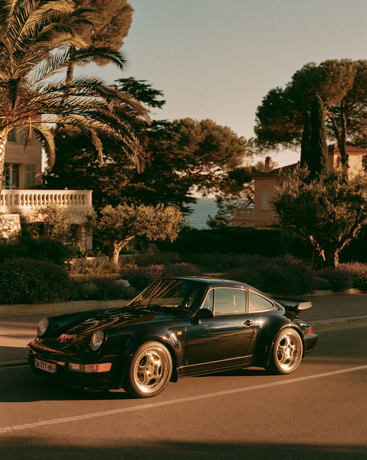 Porsche 911 in der Abendsonne vor der Villa — das Ergebnis steht vor der Tür